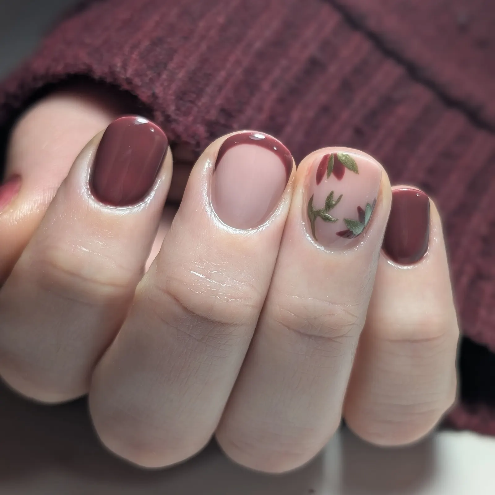 Bordeaux nagels met french en bladeren nail art