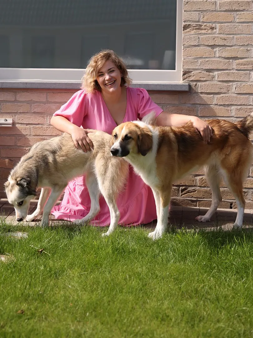 Charlotte met haar honden Nona en Allie
