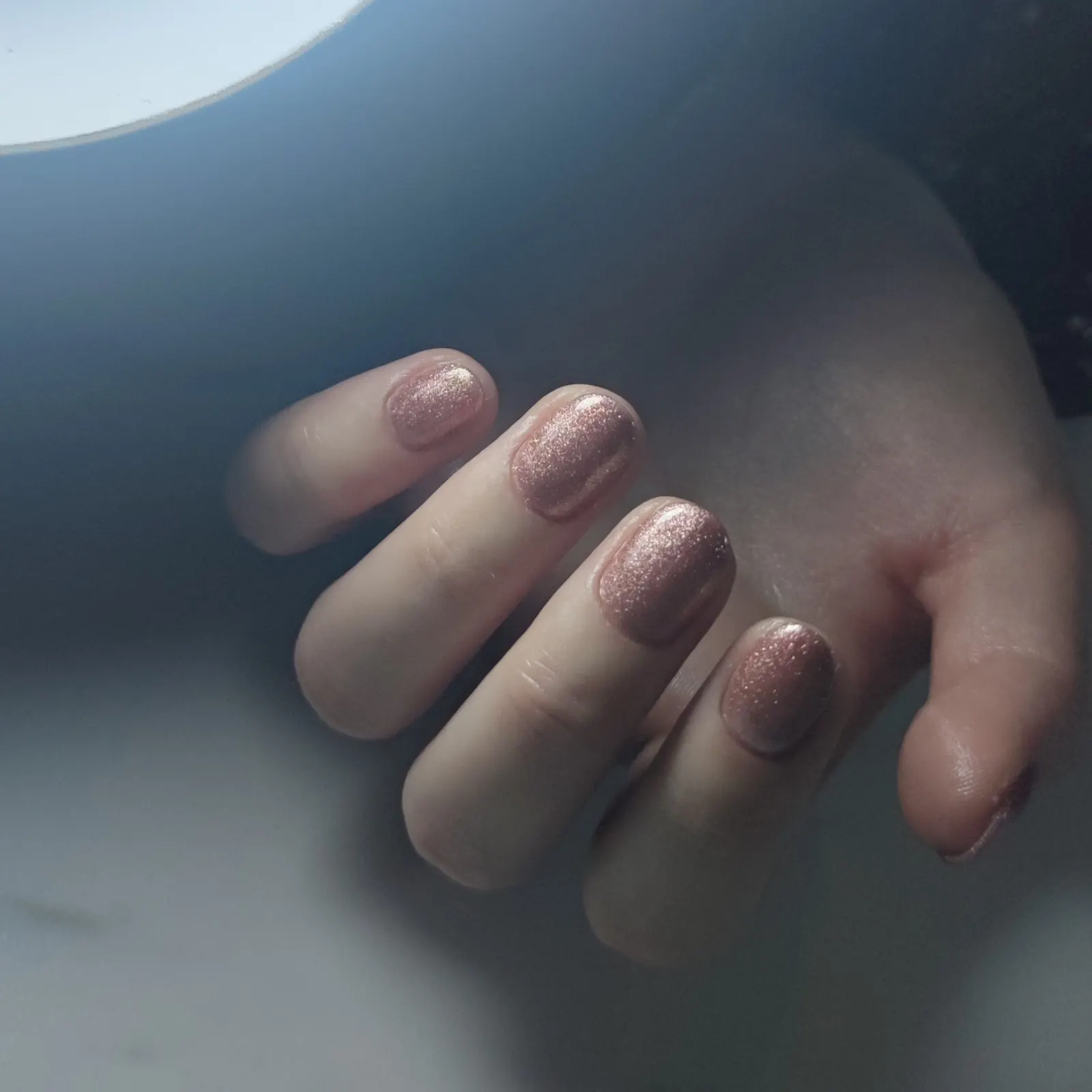 Korte nude nagels met glitter