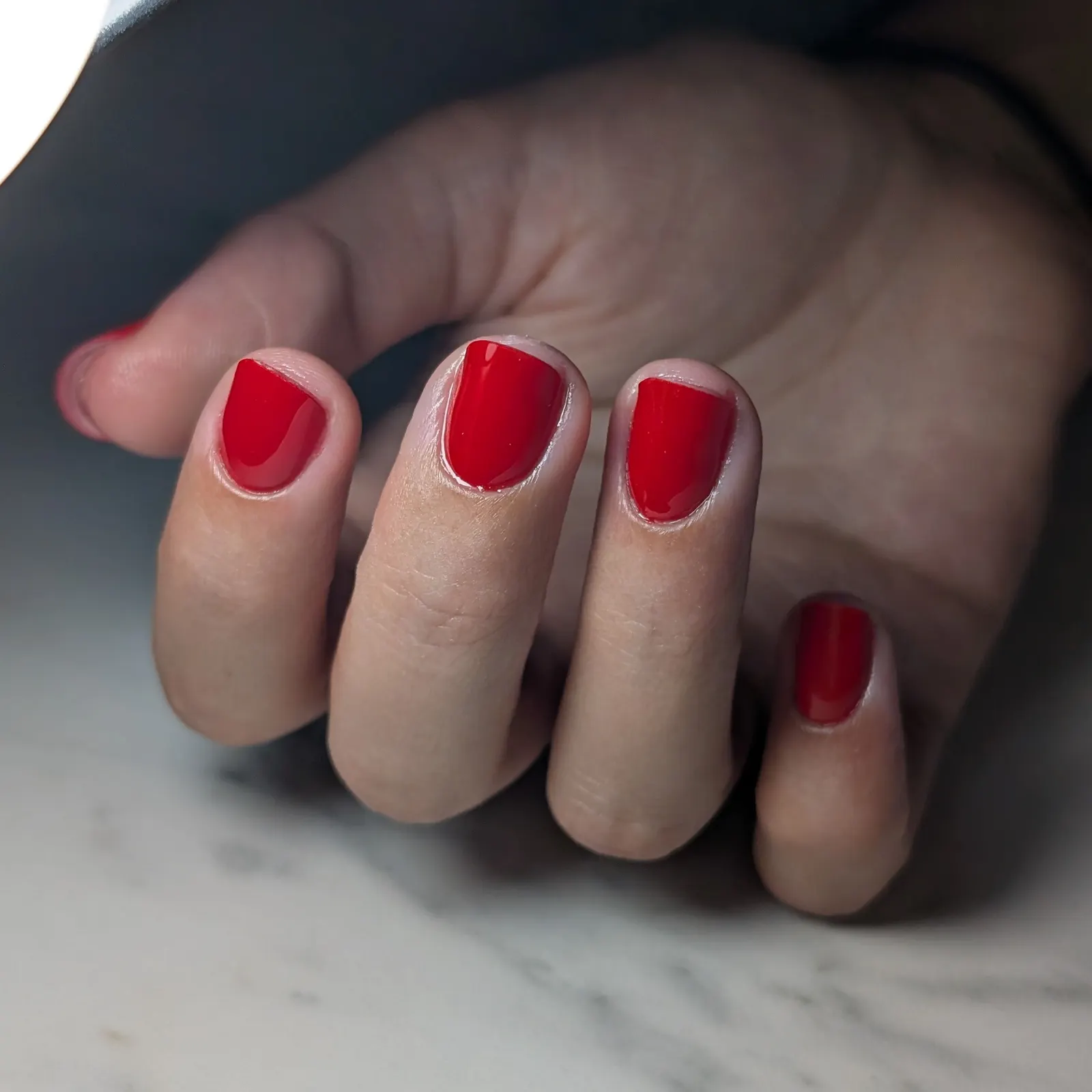 Korte felrode nagels