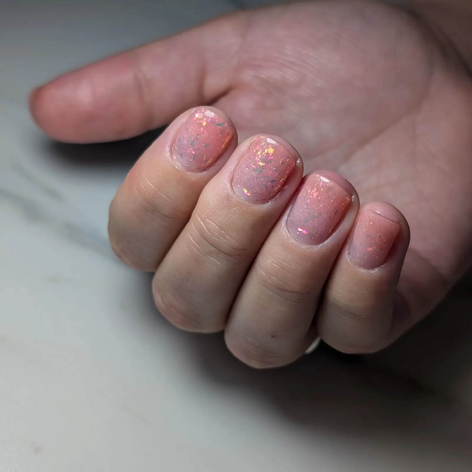 Korte roze nagels met glitter flakes