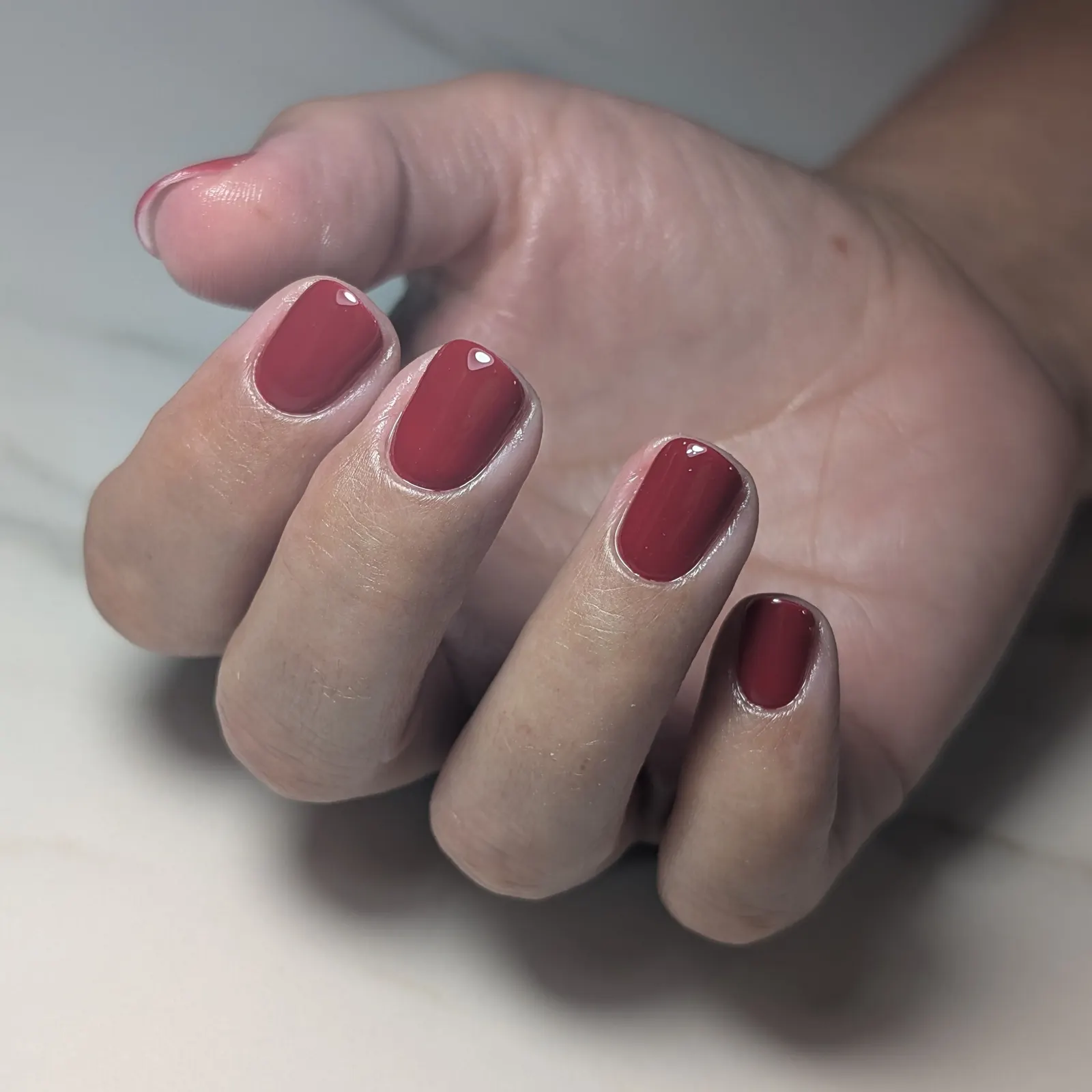 Korte nagels in warm rood