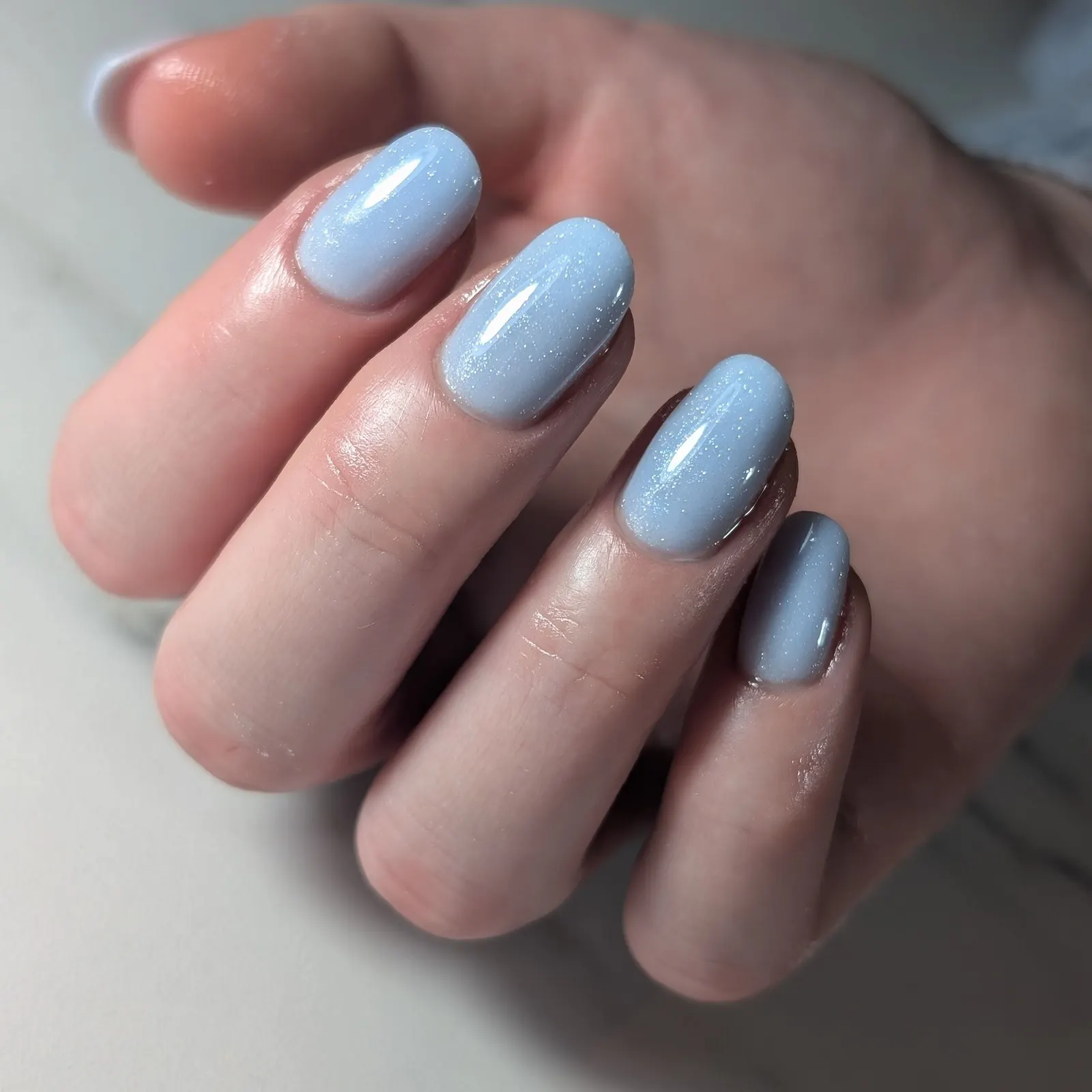 Lichtblauwe nagels met shimmer