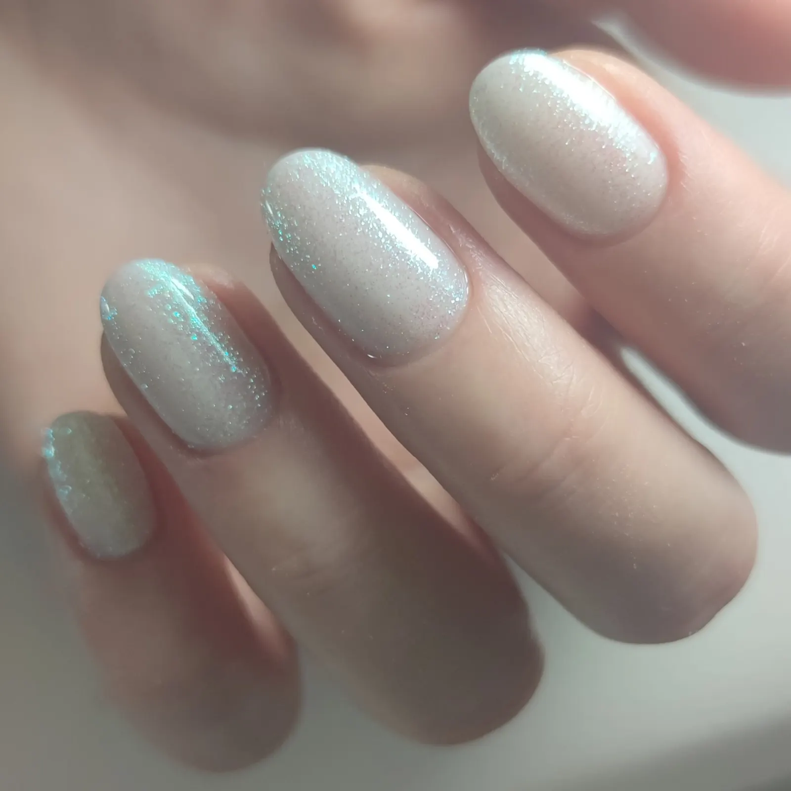 Milky white glitter nagels