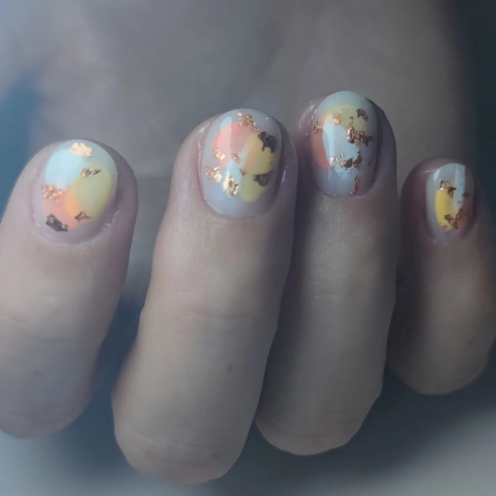 Natural nail treatment in milky white met abstracte nail art