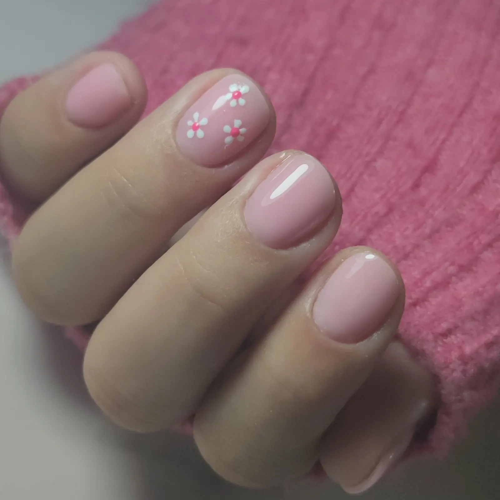 Natural nail treatment in roze met bloemen