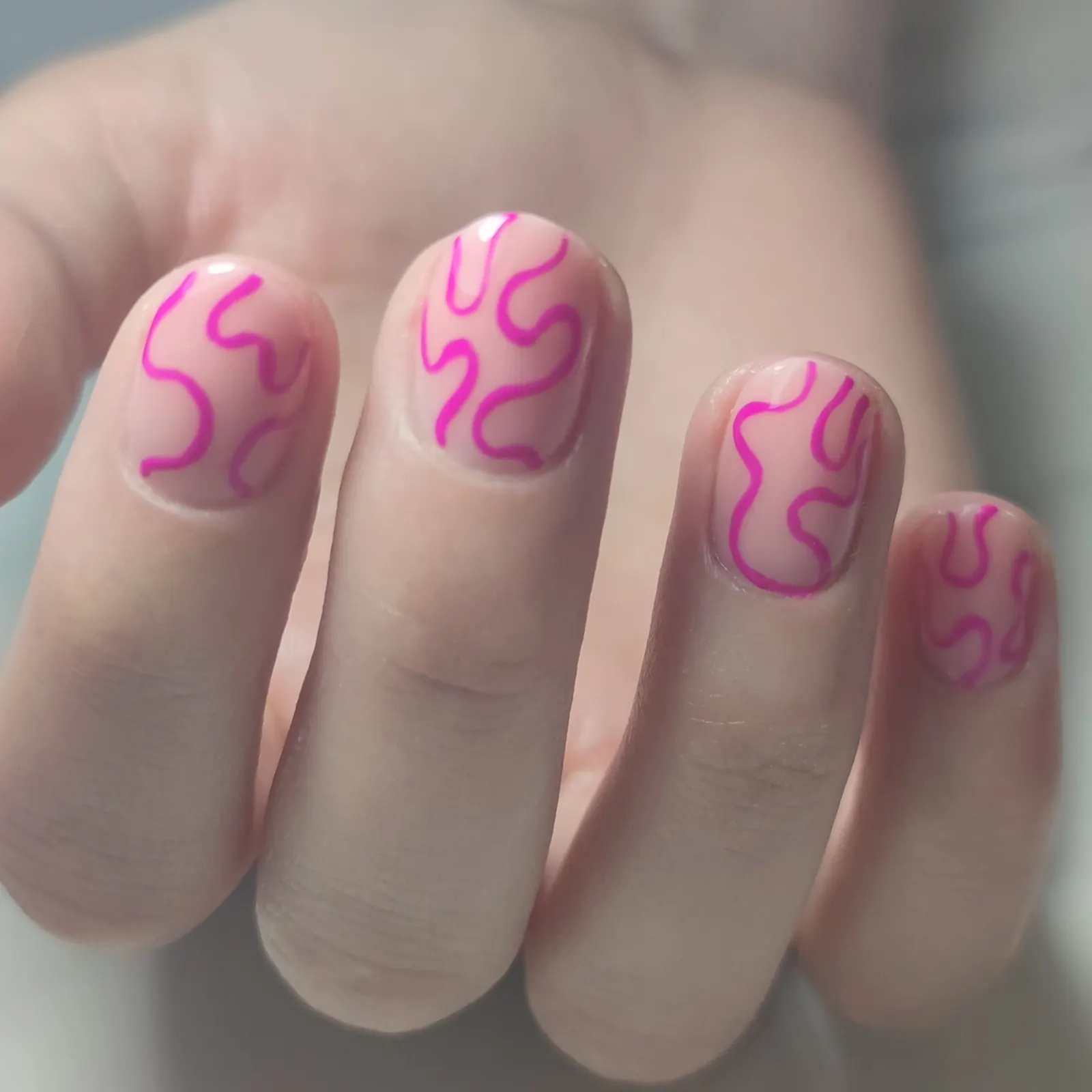 Natural nail treatment met roze swirls nail art