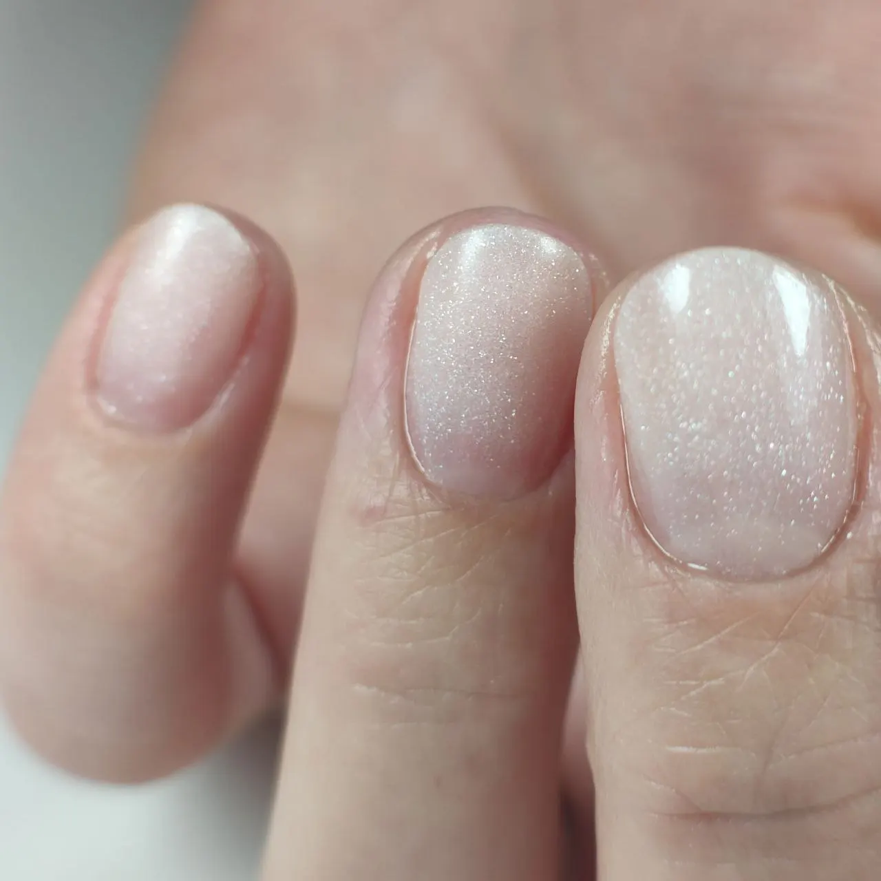 Nude naturel glitter manicure met acrygel