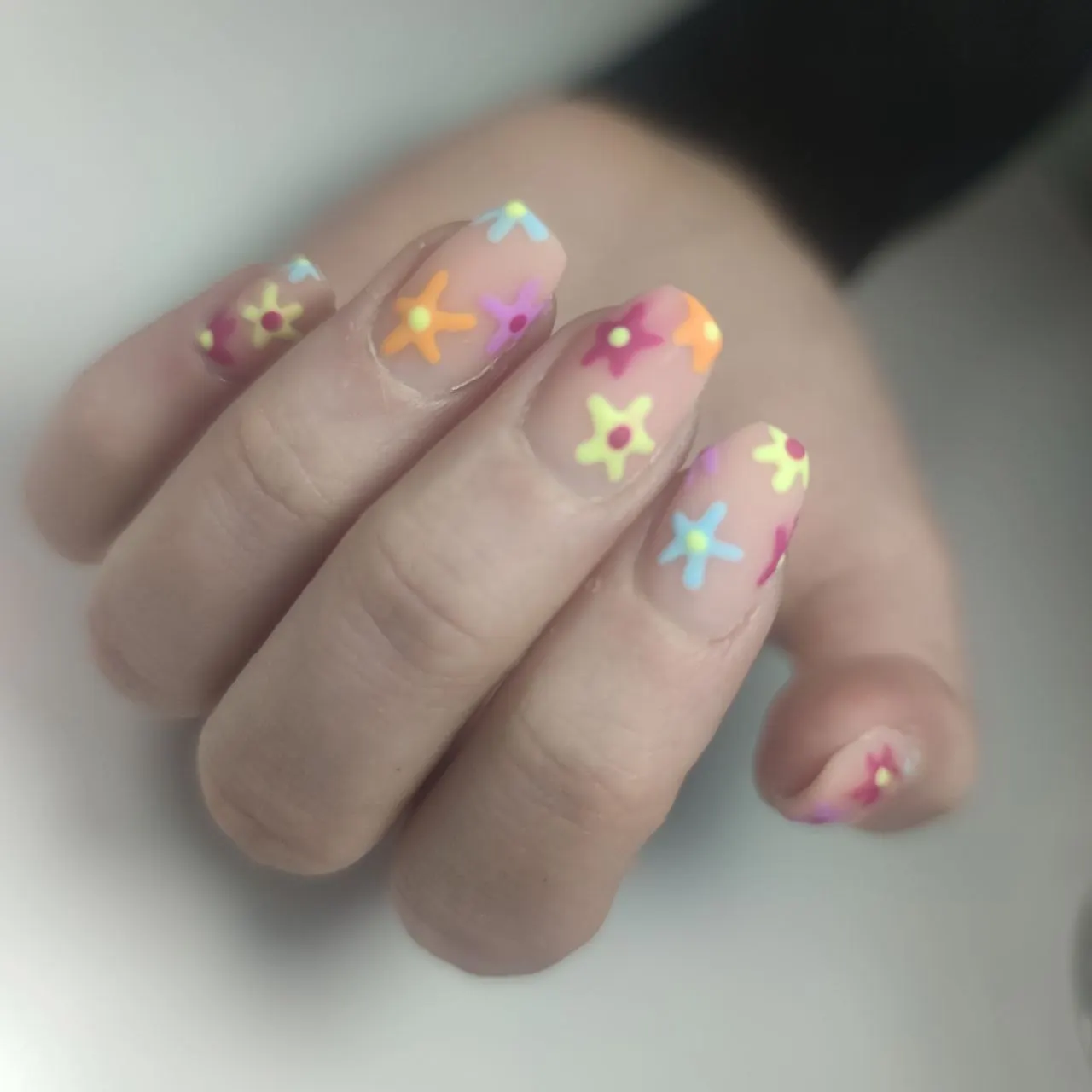Nude naturel square nagels met bloemetjes nail art