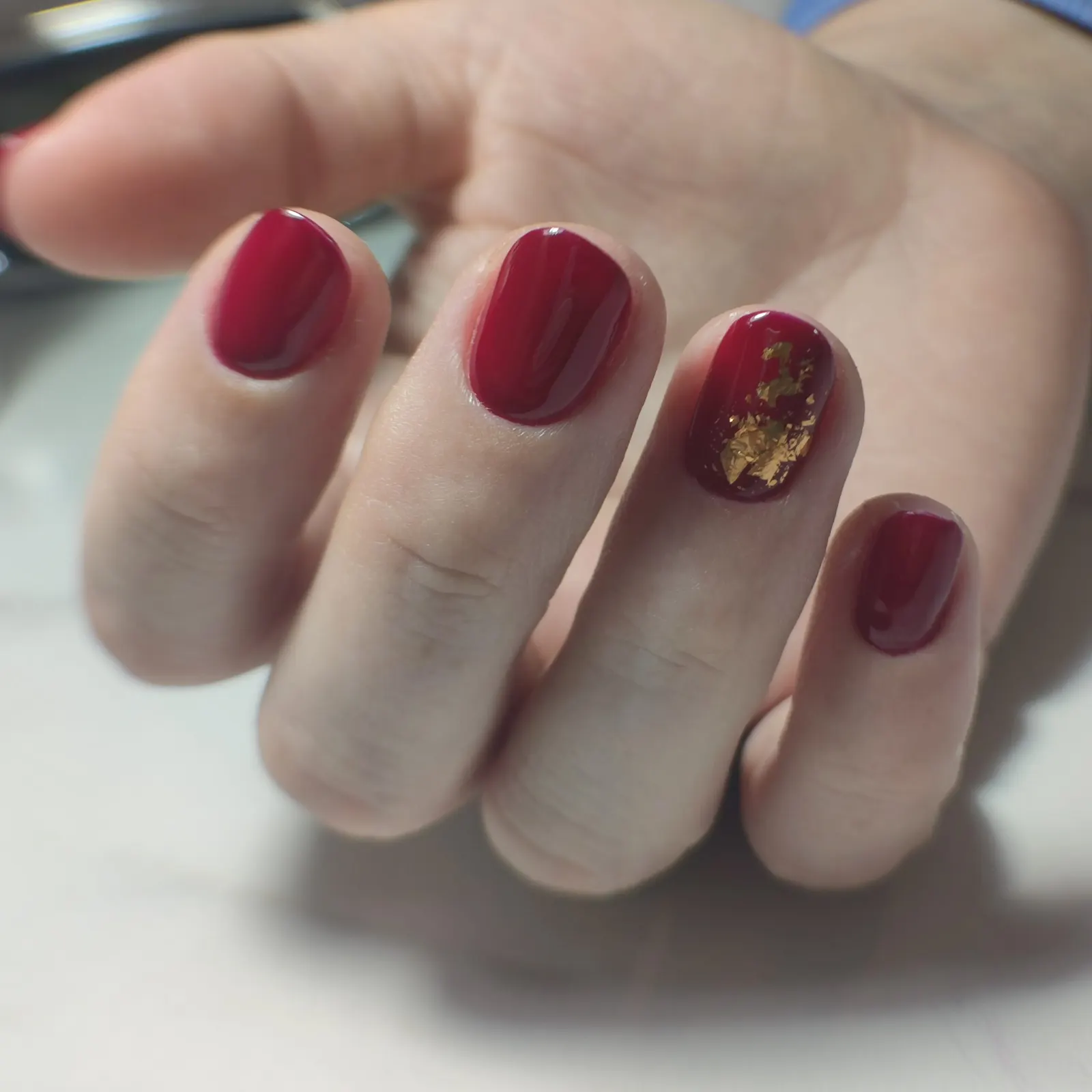 Rode nagels met bladgoud nail art