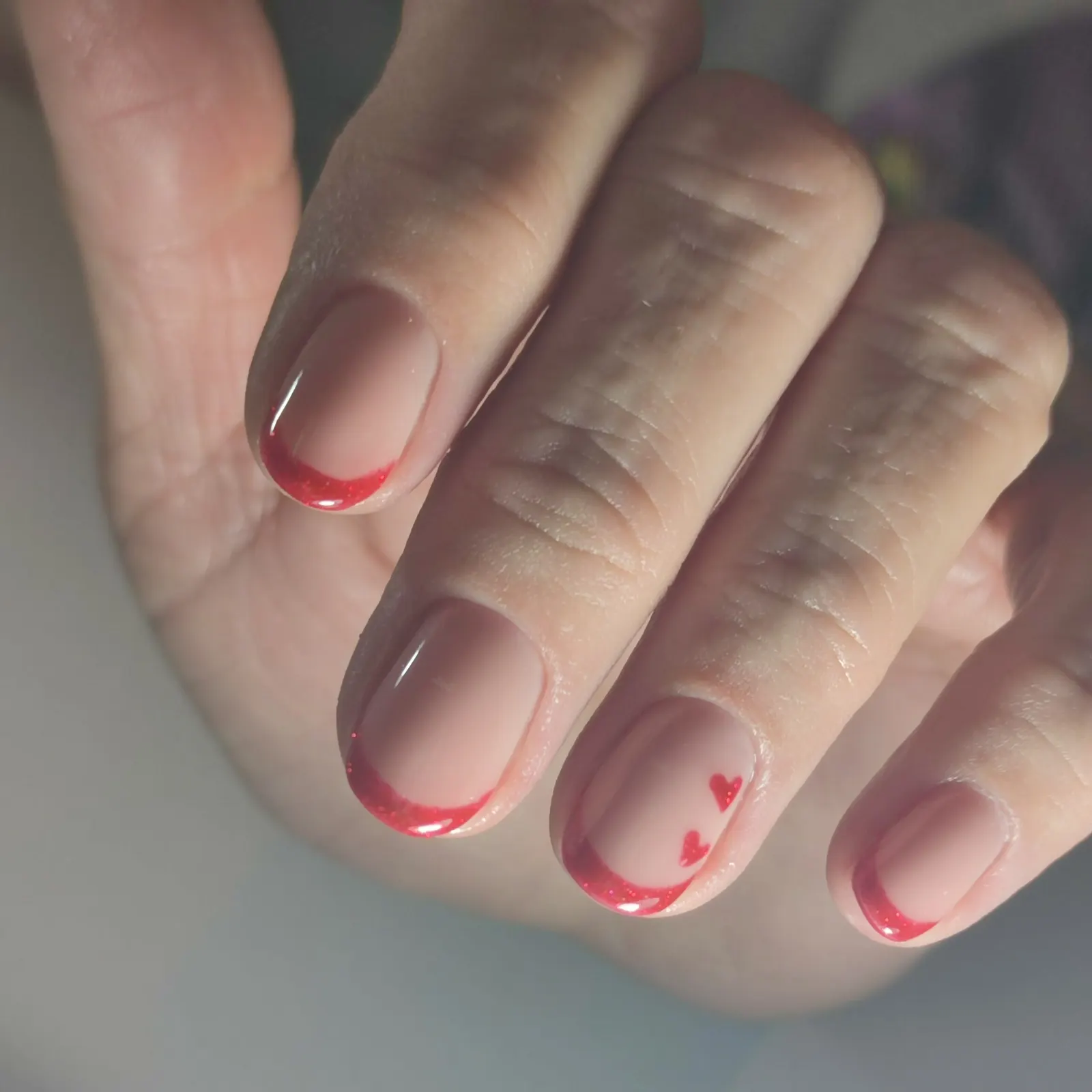 Valentijn: rode french met hartjes nail art