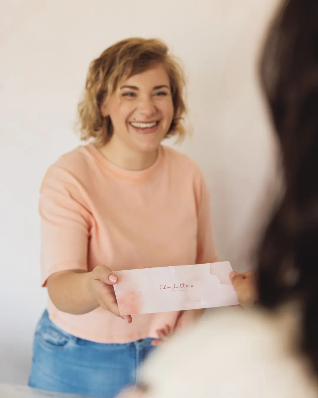 Charlotte geeft een cadeaubon van Charlotte's